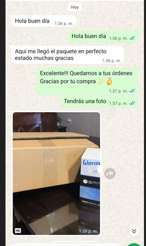 Caja de envío cerrada y en buen estado, fotografiada al recibirla.
